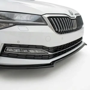 Gloss black front splitter for Škoda Superb Mk3 Facelift (2019-2024) models.