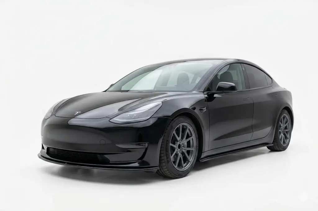 Front Splitter for Tesla Model 3 (2017+) 2 Gloss black front splitter for Tesla Model 3 (2017-2023) - Performance style front lip.